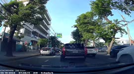 Motorcycle rider rescues kitten stranded in traffic