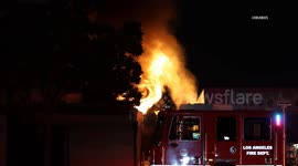 USA: Rubbish Fire Spreads to Commercial Building