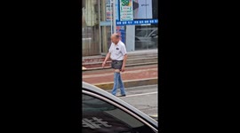 Elderly man in China turns heads with unique fashion choice