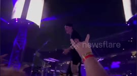 Metallica invites 10-year-old superfan on stage