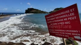 Small miracle of nature, the Sainte-Marie tombolo is one of the must-see attractions in Martinique. The water opens under your feet to make way for a sandy path.  What is a tombolo?  You may have already crossed a tombolo without knowing it: in fact, one
