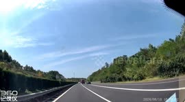 Car collision on Zhejiang highway caught on camera