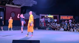 Martial arts enthusiast impresses audience at Shaolin Temple in Henan Province