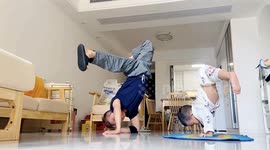 Preschooler wows with amazing difficult street dance in China