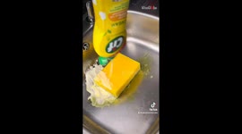 Sponge-squeezing ASMR with colorful Cleaners delivers ultimate relaxation
