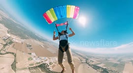 Skydiver recovers hat mid-jump in Texas