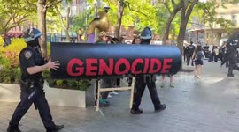 USA: NYPD forcibly removes a blockade device from Citi's headquarters in Tribeca