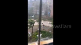 Super Typhoon  :台风天男子下楼挪车 被狂风吹翻在地