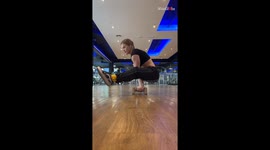 Calisthenic athlete stuns viewers with effortless display of strength and flexibility
