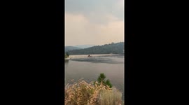 Helicopter takes water from Lake Arrowhead to battle Line Fire