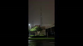 Lightning strikes skyscraper in Dubai
