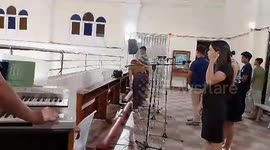 Church choir continues to sing during mass amid magnitude 4.7 earthhquake in the Philippines