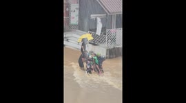 Good Samaritans rescue mother and daughter caught in flash flood