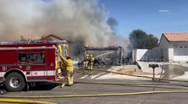 USA: Firefighters Battle Home Fire Amid Hot Weather and Winds