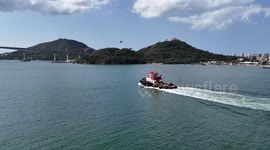 Two reefer vessels leave the canal to assist ships that were approaching to dock at the port