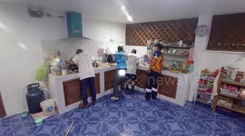 Snake wranglers catch snake in family's kitchen