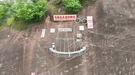 Experience thrill of cliffside coffee in China's Zhangjiajie