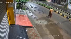 Thief snatches gold chain from elderly woman walking along road