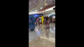 Shopping mall mascot elephant doll tripped by shop assistant in Wuxi, China
