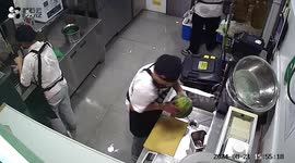 Beverage machine falls in kitchen mishap at milk tea shop in Zhejiang, China