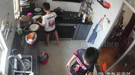 Child quickly extinguishes kitchen fire in Guangdong, China