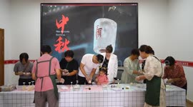 Russian teacher embraces Mid-Autumn Festival in N China