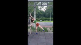 Woman demonstrates impressive fitness routine in China