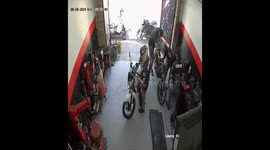 Motorbike catches fire during startup attempt in Piedecuesta, Colombia