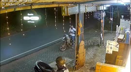 Schoolgirl lifts auto rickshaw after it falls on her mother in Mangaluru, India