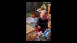 Simple pop-up toy brings endless laughter to little boy's playtime