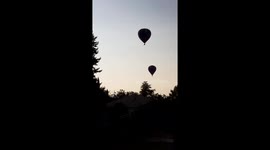 Préparation à l'atterrissage de trois montgolfières dans les champs de Haute-Provence, près du village de Mane...