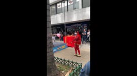 Performer accidentally strikes person’s arm instead of balloon in Medellín, Colombia
