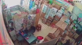 Grocery store shakes as earthquake hits Indonesia