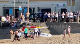 Beloved lifeguard applauded off beach as he lowers flags for last time after 45 years of service in Australia