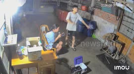 Swinging fail in Bac Lieu: video shows fall and sister's laughter