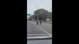 Motorcyclist attempts to steal bag on busy highway in Buenos Aires, Argentina