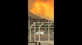 Dramatic footage of Airport Fire rapidly progressing down the mountain