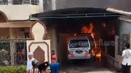 JAMA'AH SHOLAT JUMAT SELAMAT DARI KEBAKARAN, MASJID ASALAM TIDAK TERSENTUH API YANG MEMBAKAR SEKELILING MASJID.