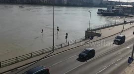 Hungary: Danube waters flood part of the road
