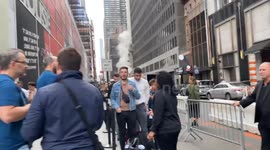 US: Customers Line Up For iPhone 16 Outside NYC Apple Store 2