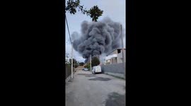 The Fantasy Dance dance school in Maddaloni is on fire, fortunately the school was closed and no injuries were reported, two fire brigade teams are working to put it out