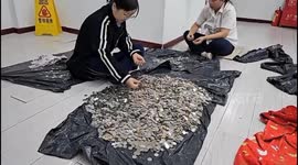 Man pays overdue rent in COINS forcing staff to count for 3 hours in China