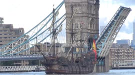 Galeón Andalucía, replica 17th-century Spanish warship, sails under London's Tower Bridge