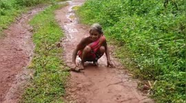 Elderly woman forced to crawl almost 2km to collect pension in India