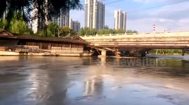 Barge crashes into bridge in China