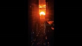 Stunning timelapse captures Chicagohenge where sun perfectly aligns with city's streets