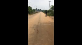 Person falls off electric unicycle in Thanh Thủy, Vietnam