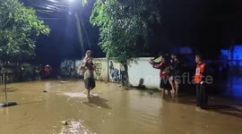 Stranded tourists rescued from flooded resort in Thailand