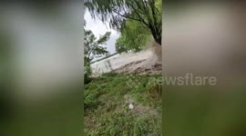 Quick-thinking man hastily climbs tree as floodwaters rush towards him