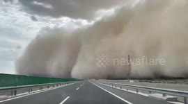 Driver battles through intense sandstorm on highway in China